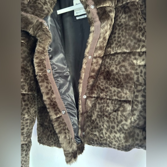 β¨NWOTβ¨ Abercrombie & Fitch βThe A&F Mini Pufferβ Faux Fur Coat Cheetah Pβ¦ - Picture 4 of 6